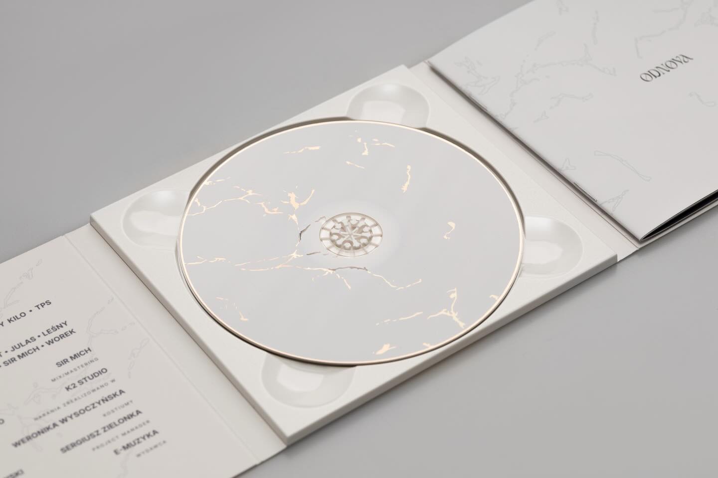 ODNOVA, wnętrze i metalizowana płyta CD
